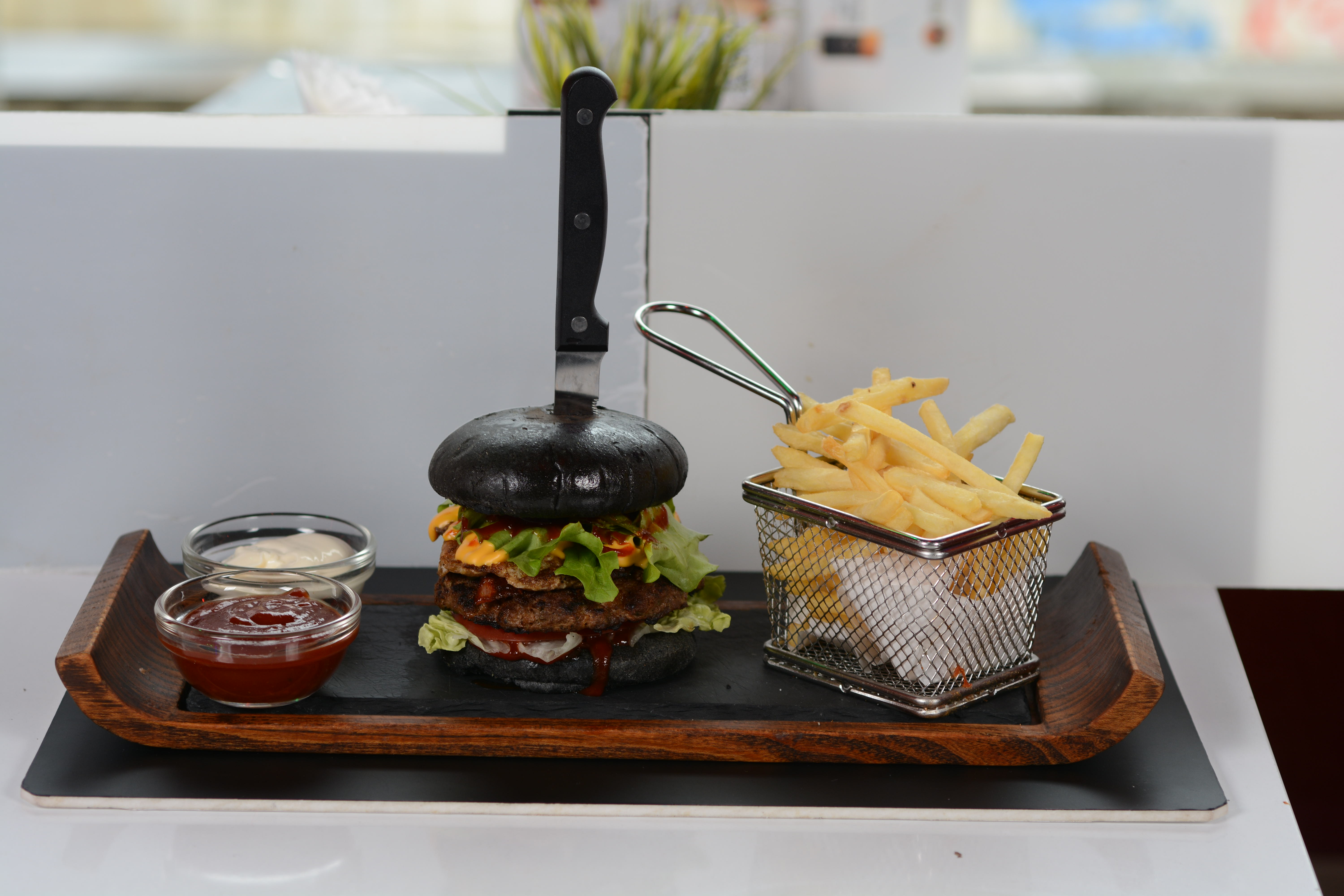 Бургер с черно хлебче бриош