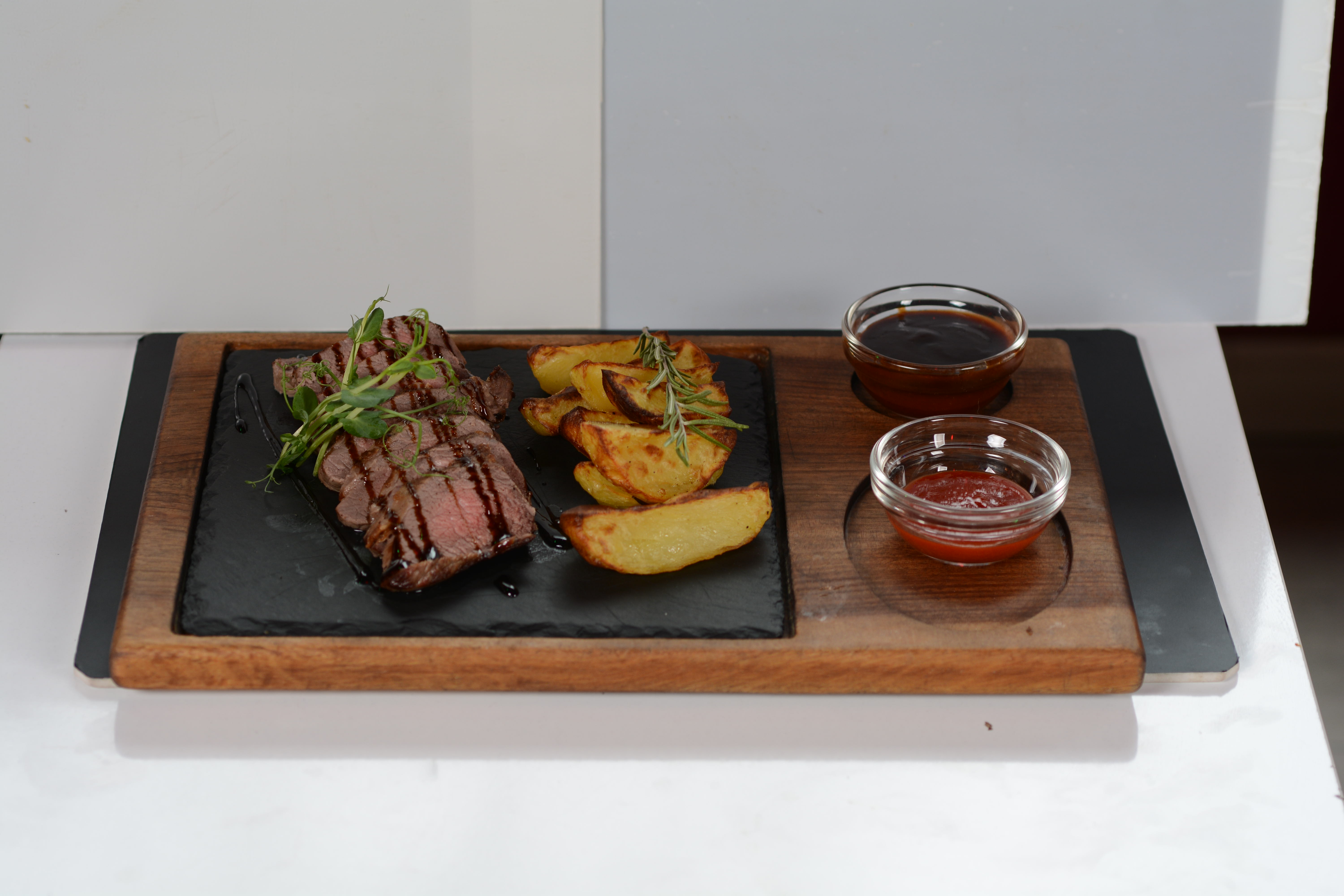 Телешки стек от млечно телешко с уеджис картофи