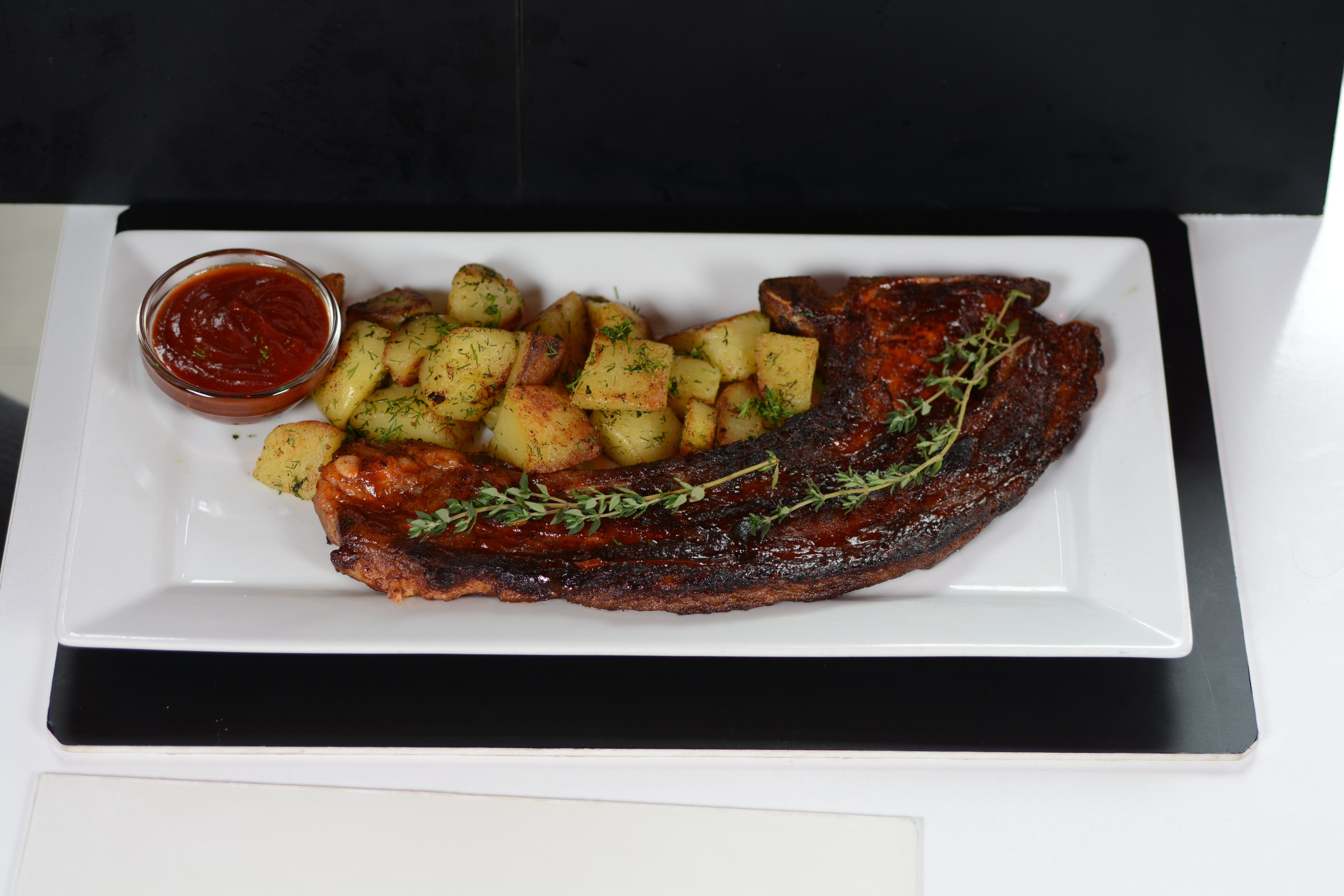 Свински кралски котлет с картофи соте