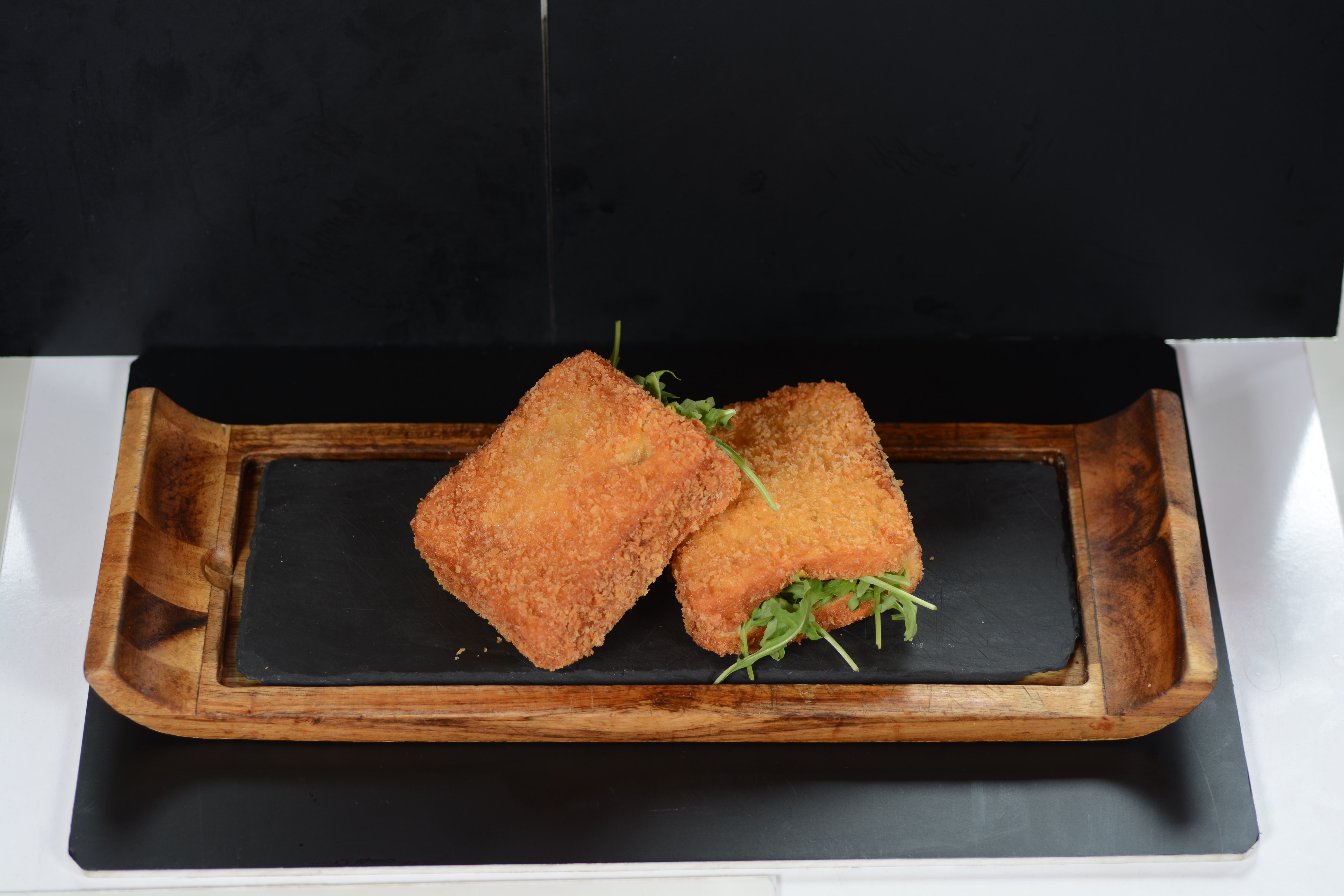 Пълнени пържени филийки със салатна моцарела