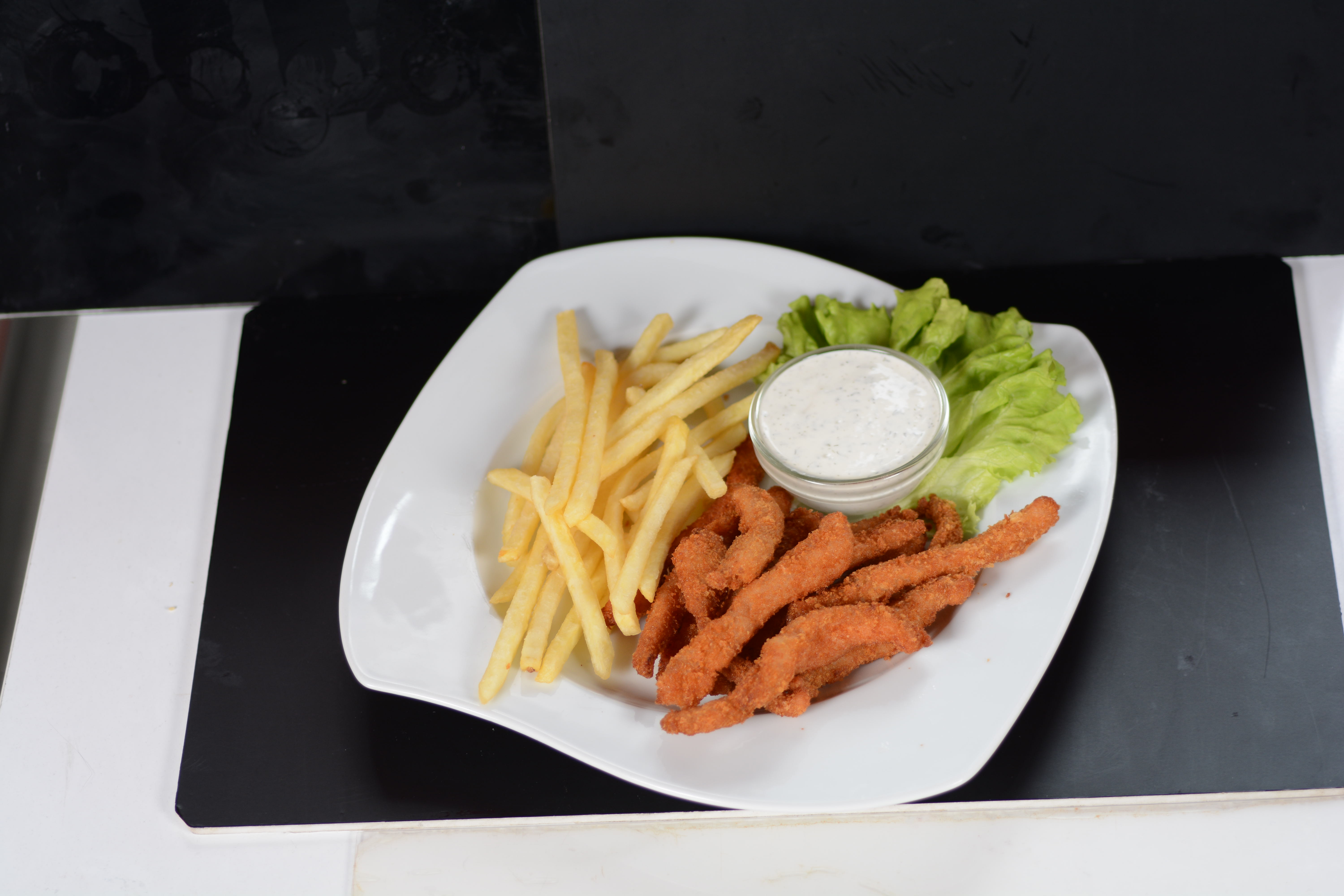 Панирани пилешки пръчици с пържени картофи