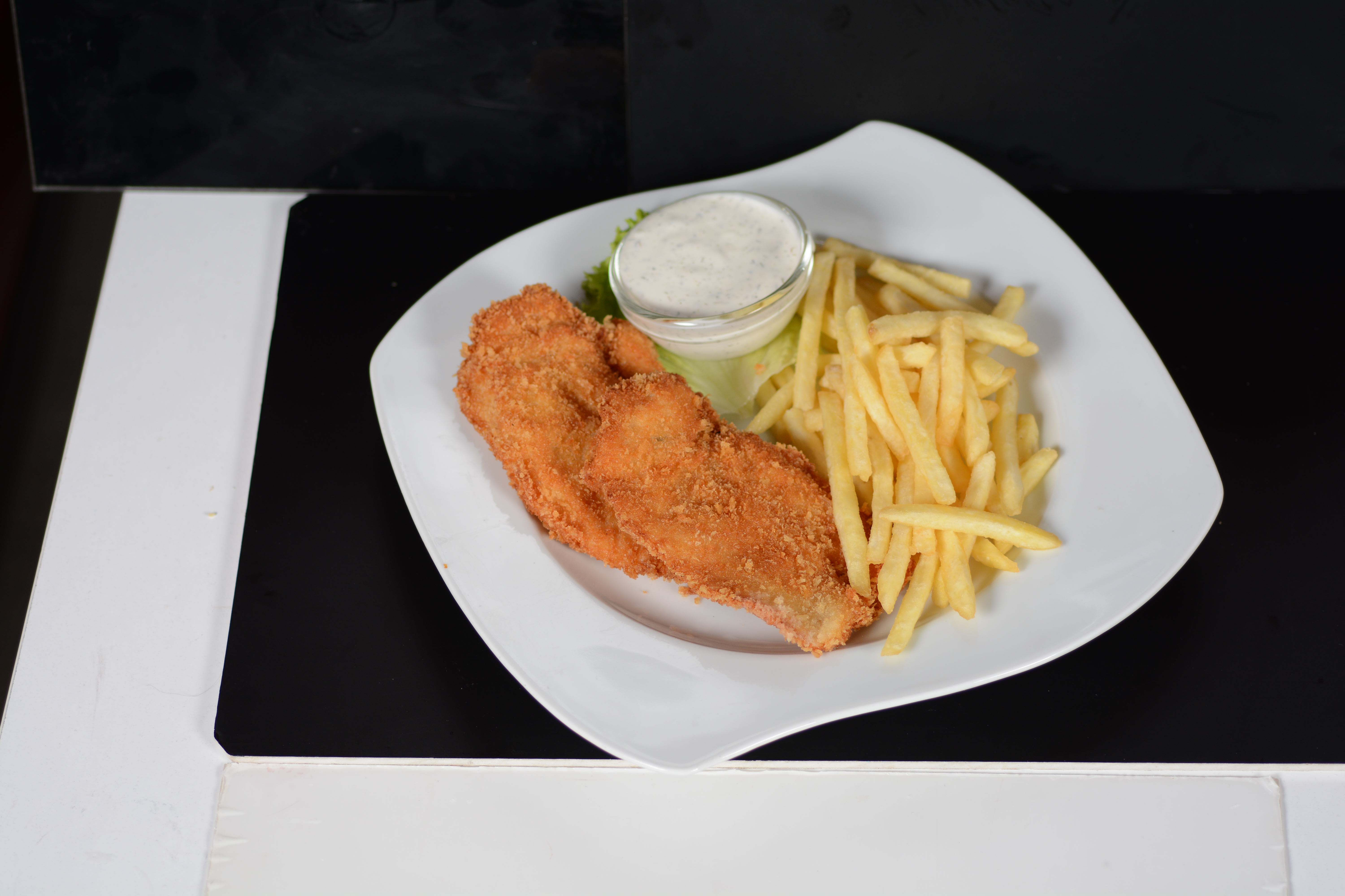 Панирани пилешки филенца с пържени картофи