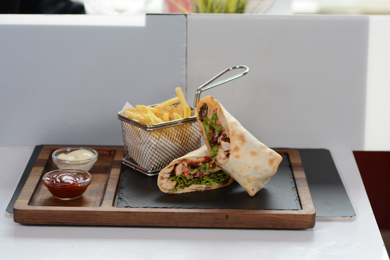 Тортила с пиле и кимчи сос