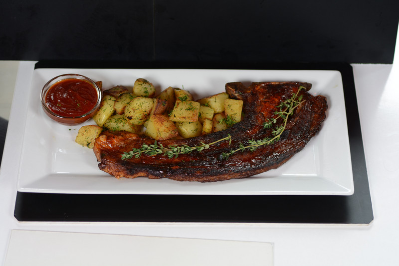 Свински кралски котлет с картофи соте