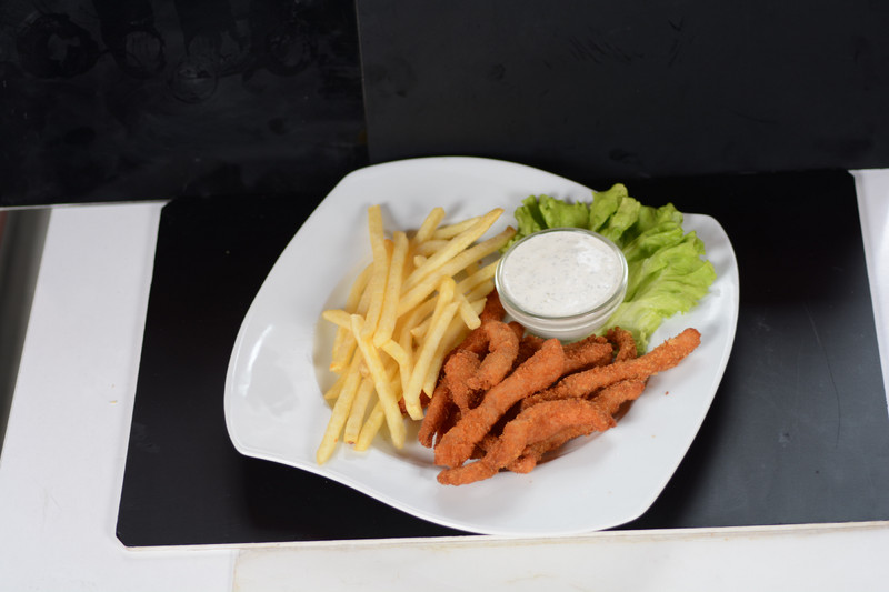 Панирани пилешки пръчици с пържени картофи