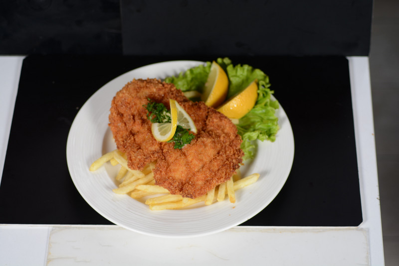 Пилешки виенски шницел с пържени картофи